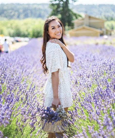 Poses to try at a Lavender Farm Photography Posing Guide, Photography ...