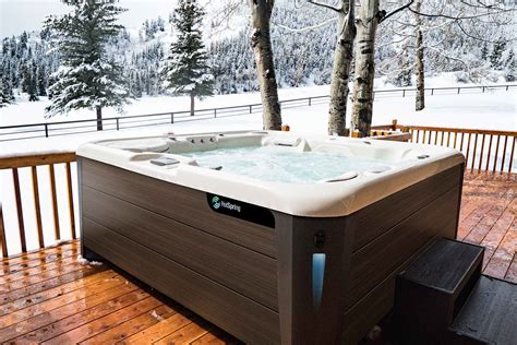 HotSpring-Highlife-Envoy-2019-Alpine-White-Walnut-Lifestyle-Snow-01-web ...