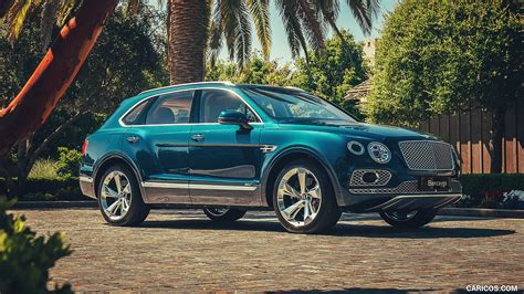 Bentley Bentayga Plug-in Hybrid | 2019MY | Front Three-Quarter