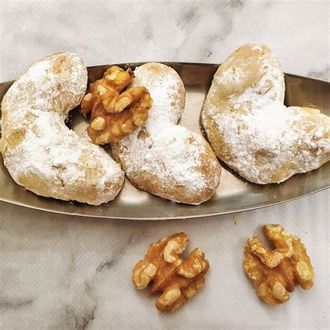 Walnut crescent cookies (Vanillekipferl) - Foodle Club