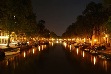 File:Amsterdam Canal at Night.JPG - Wikimedia Commons