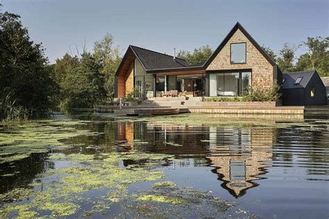 Off-the-grid English home nestled on a secluded lagoon