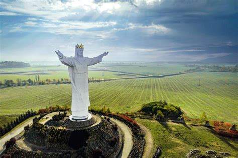 10 Incredible Christ Statues Around the World