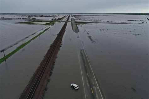 The ghost of Tulare Lake returns, flooding California's Central Valley ...