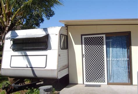 Bowen Palms Caravan Park - Bowen Deluxe on site van