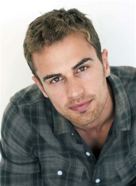 Theo JAMES : Biographie et filmographie