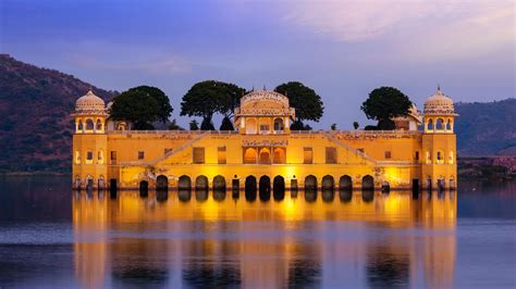 Jal Mahal (Water Palace) on Man Sagar Lake in the evening twilight ...