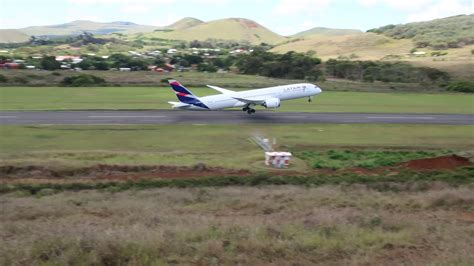 LATAM B789 taking off from Mataveri Airport on the Easter Island - YouTube