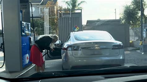 Watch Funny Failed Attempt to Gas Up a Tesla Model S – The Muskette