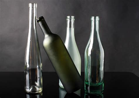 Fotos gratis : mesa, vaso, beber, vacío, vajilla, botella de vino, botella de vidrio, Botellas ...