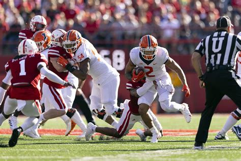 No. 17 Illinois beats Cornhuskers 26-9 for 6th straight win | AP News