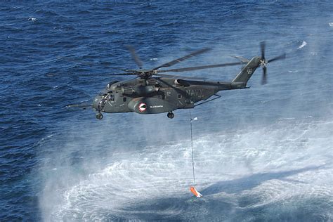 File:US Navy 070416-N-6501M-006 An MH-53E Sea Dragon assigned to ...