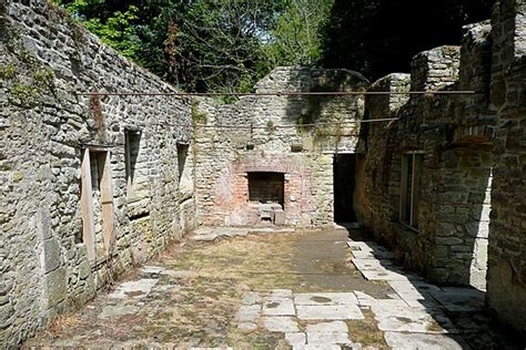 Tyneham village © Graham Horn cc-by-sa/2.0 :: Geograph Britain and Ireland