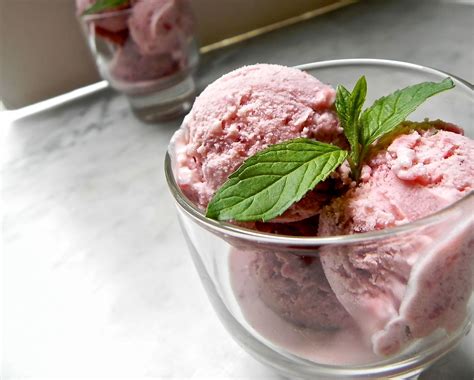 strawberry balsamic gelato | The Good Eats Company