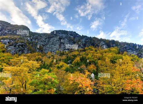 Peak fall foliage in Smugglers Notch, Vermont Stock Photo - Alamy