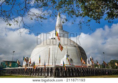 Ruwanwelisaya Stupa Image & Photo (Free Trial) | Bigstock