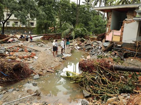 Kerala floods: At least 79 killed in India amid landslides and bridge ...