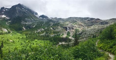 Hiking Guide | Glacier National Park, British Columbia | 10Adventures