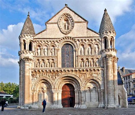 A good example of Romanesque architecture. | Eglise notre dame, Poitiers, Église