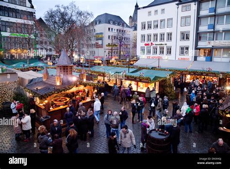 Cologne christmas market, a view over the Old Market or Alter Markt ...