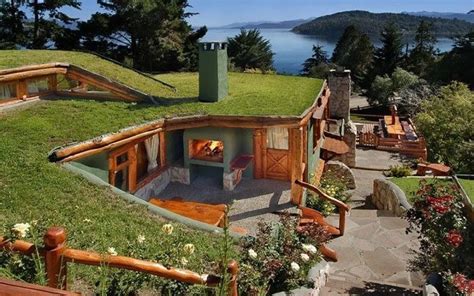 Amazing Greenhouse Earthship Home Design Made Of Recycled (1 ...