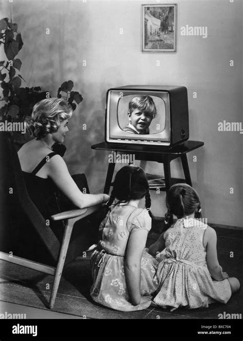 1960s family watching tv hi-res stock photography and images - Alamy