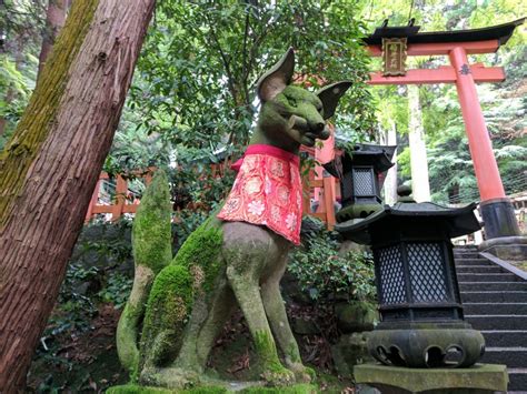 Kitsune Statue in a Shrine in Kyoto : japanpics