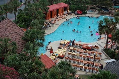 Marriott Marquis Houston debuts Texas-shaped pool in grand opening