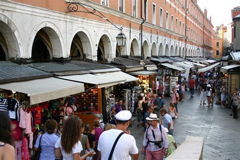 Rialto bridge market, Venice, Italy – Visititaly.info