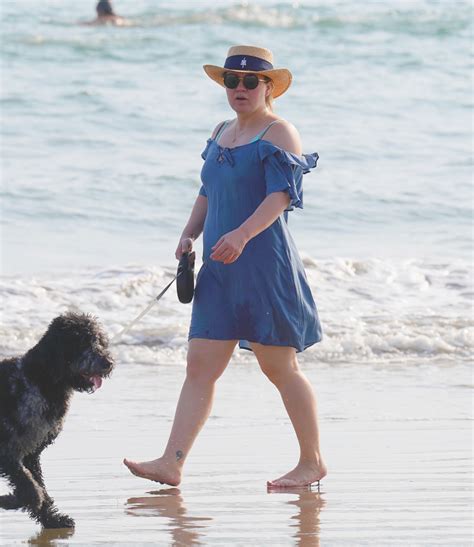 Kelly Clarkson hits the beach with her kids after hiring high-powered ...