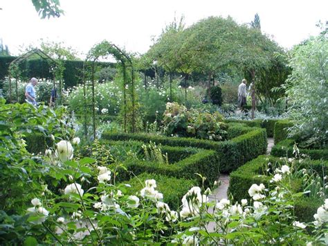 MAKING A MARK: The White Garden, Sissinghurst Castle Garden, Kent ...