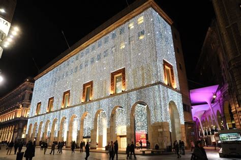 Milano, cascata di luci sulla Rinascente: aria di Natale in centro - 1 di 1 - Milano - Repubblica.it