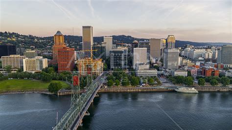 City skyline and Hawthorne Bridge spanning the Willamette River, Downtown Portland, Oregon ...