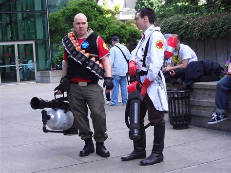 Team Fortress 2 Heavy and Medic consulting | The medic just … | Flickr