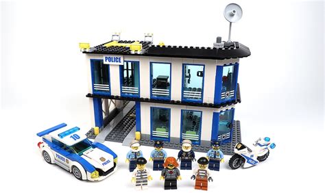 My alternate build of the new Police Station (60141) : r/lego