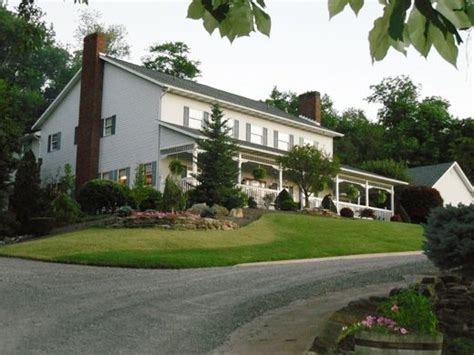 Charm Countryview Inn bed and breakfast in Charm, Ohio. Located in Amish country.