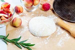 Fresh raw Dough with wooden Rolling Pin - Creative Commons Bilder