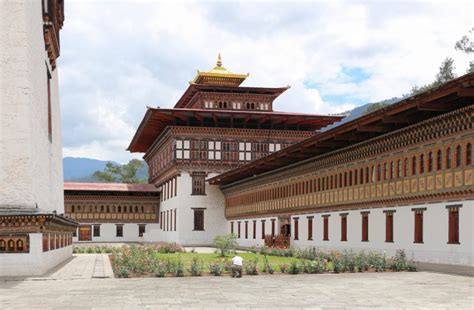 Tashichho-Dzong at night - Living + Nomads – Travel tips, Guides, News & Information!