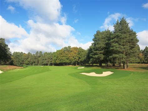 Part of Wentworth Golf Course © Des Blenkinsopp cc-by-sa/2.0 ...