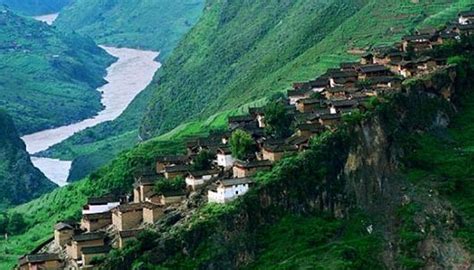 A Chinese mountain village in Yunnan Province | Cool places to visit ...