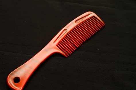 How to Find the Right Comb for Your Hair: 3 Steps (with Pictures)