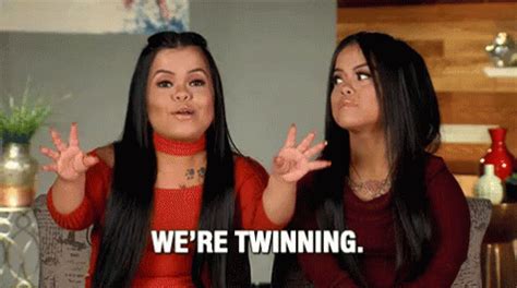 Twinning GIF – Were Twinning Twins Sassy – Откриване и споделяне на GIF ...