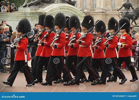 Buckingham Palace, London, UK - September 30, 2012 Editorial Photography - Image of guard ...