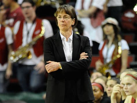 Stanford coach Tara VanDerveer joins elite 1,000 wins club | USA TODAY Sports