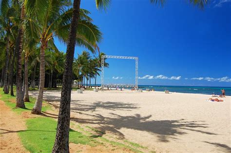 Queen's Surf Beach, Oahu | To-Hawaii.com