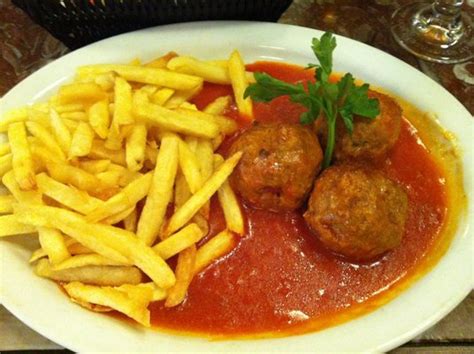 Boulettes sauce tomate avec frites - Recettes - Fritmap.com