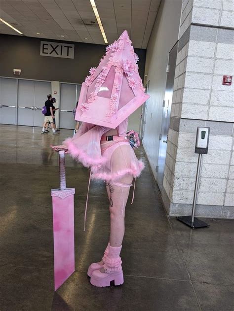 pink pyramid head | Idee, Idee festa di halloween, Guida al disegno