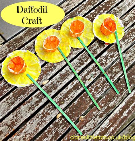 With the Little Tots seeing daffodils everywhere we go at the moment I ...