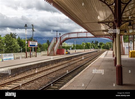 Railway station footbridge bridge hi-res stock photography and images ...