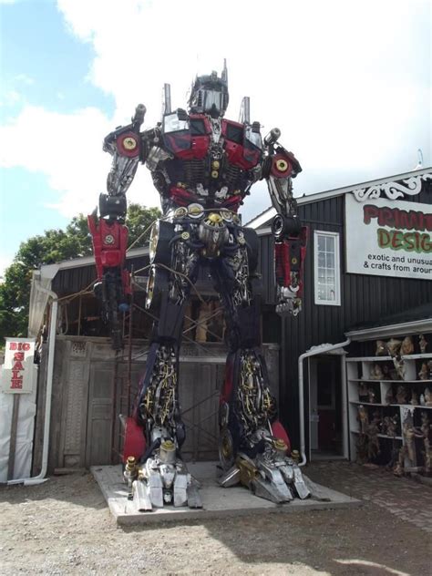 Giant Transformer Statues Made From Recycled Motor Vehicle Parts | Big robots, Unique art, Statue